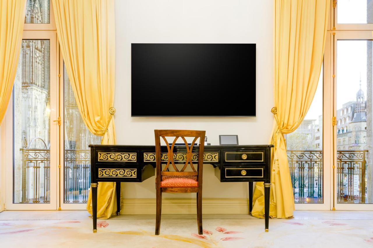 Excelsior Hotel Ernst Am Dom โคโลญ ภายนอก รูปภาพ A flat-screen television mounted on a wall