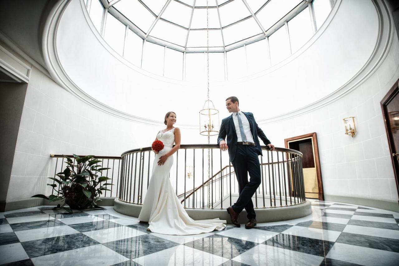 Excelsior Hotel Ernst Am Dom โคโลญ ภายนอก รูปภาพ Wedding couple at the Hotel