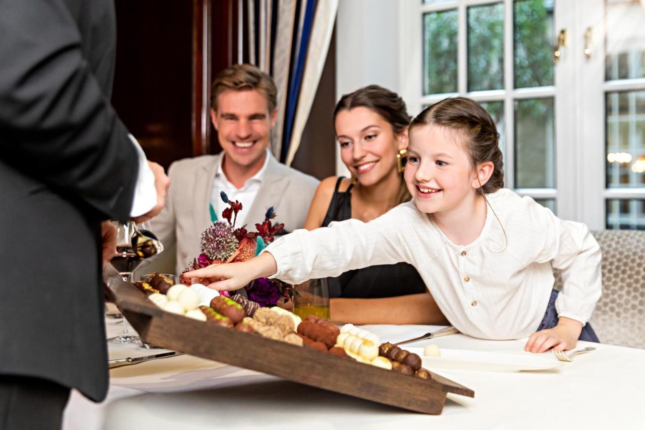 Excelsior Hotel Ernst Am Dom โคโลญ ภายนอก รูปภาพ A family at a restaurant