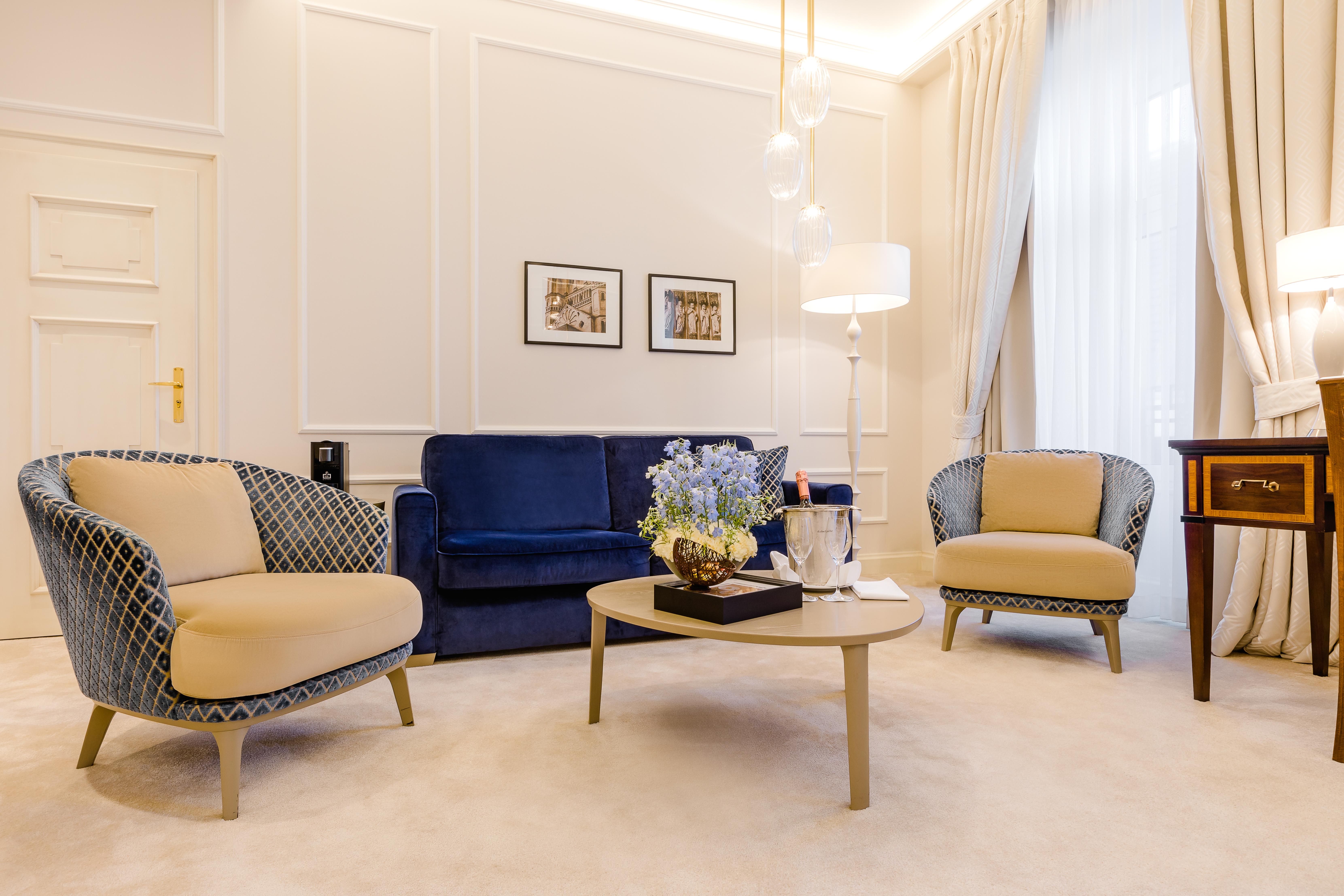 Excelsior Hotel Ernst Am Dom โคโลญ ภายนอก รูปภาพ A suite at the hotel