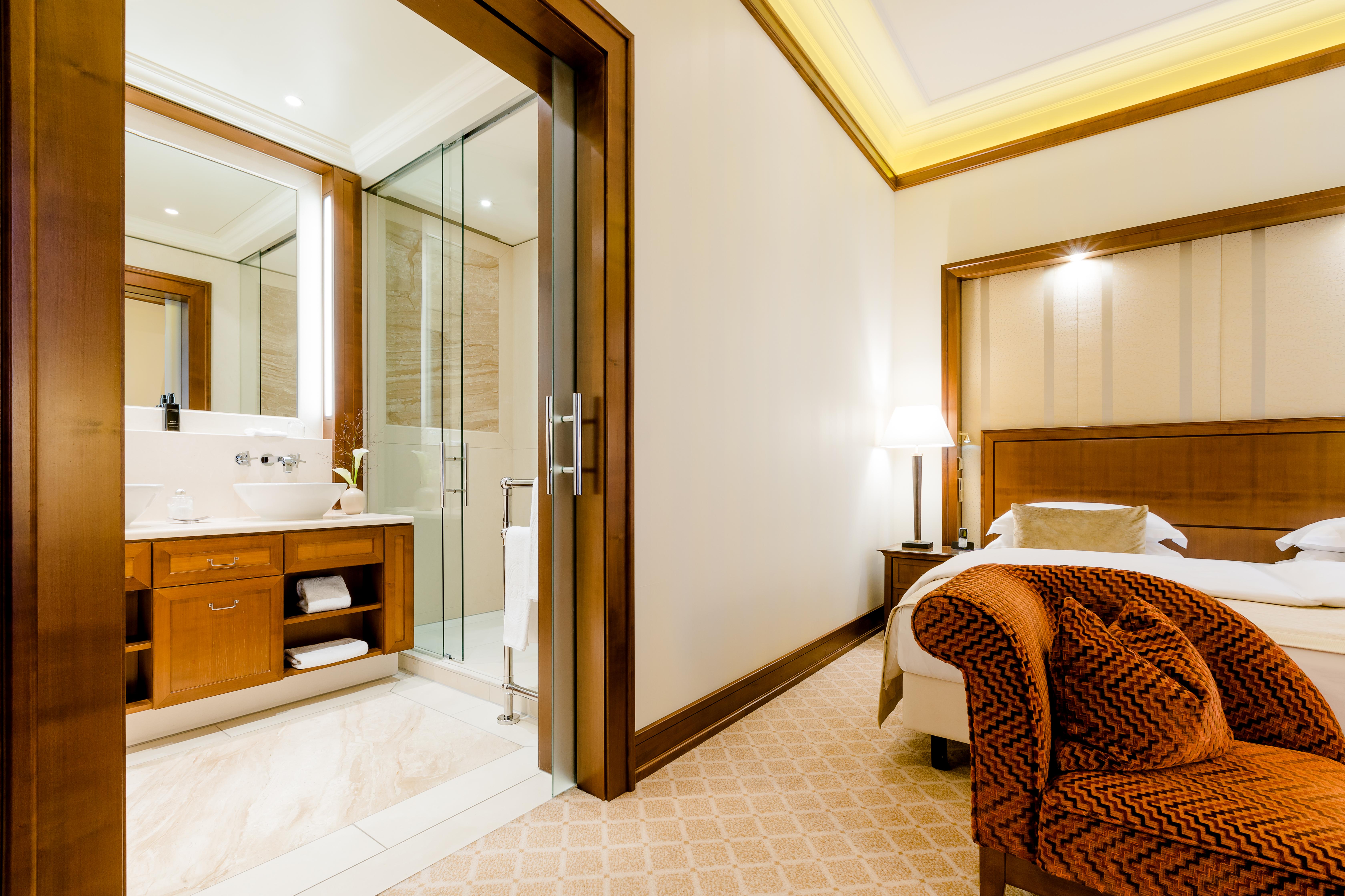 Excelsior Hotel Ernst Am Dom โคโลญ ภายนอก รูปภาพ A room at the hotel
