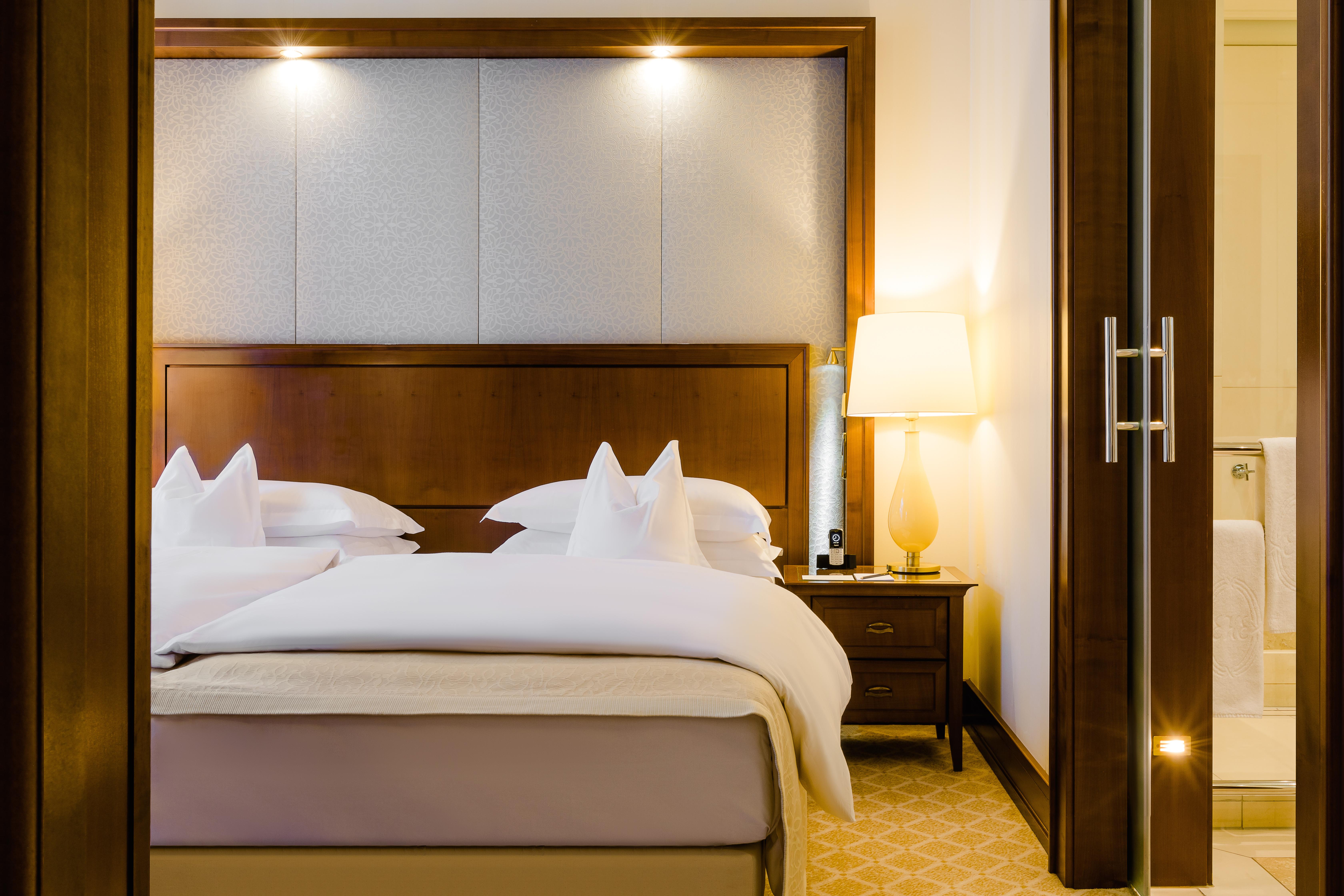 Excelsior Hotel Ernst Am Dom โคโลญ ภายนอก รูปภาพ A bedroom at the hotel