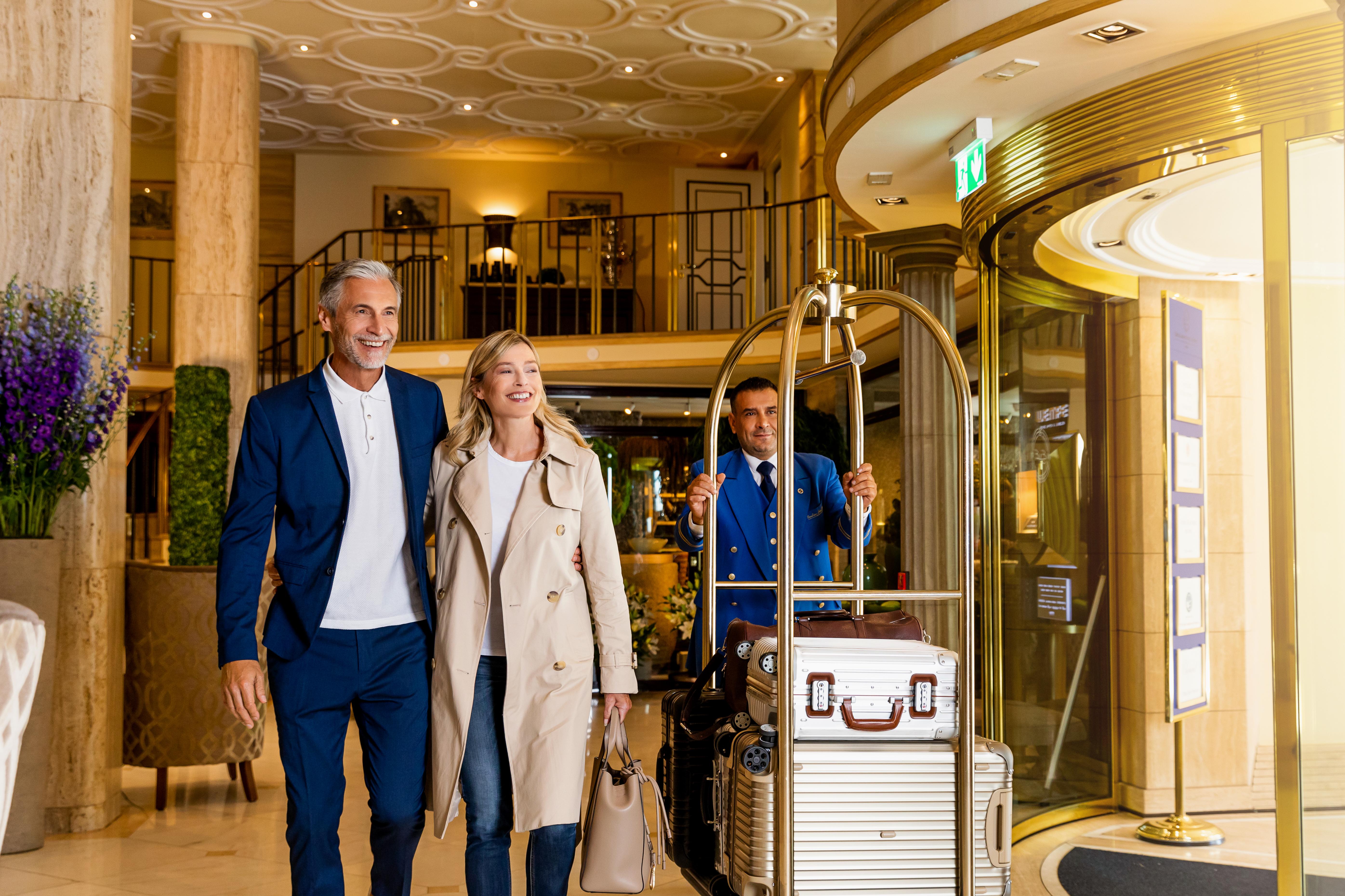 Excelsior Hotel Ernst Am Dom โคโลญ ภายนอก รูปภาพ A bellboy pushing a luggage cart