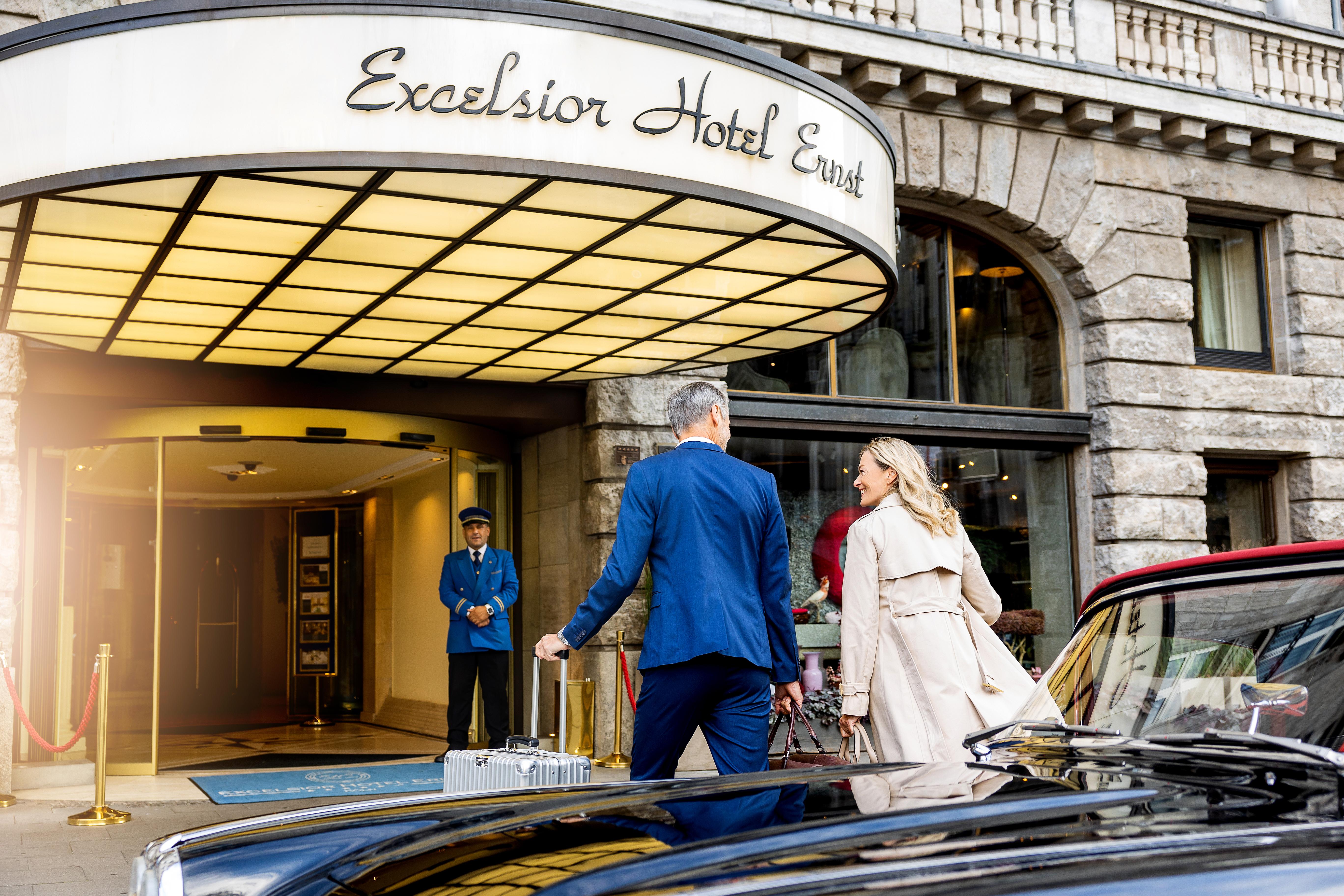 Excelsior Hotel Ernst Am Dom โคโลญ ภายนอก รูปภาพ Entrance of the hotel