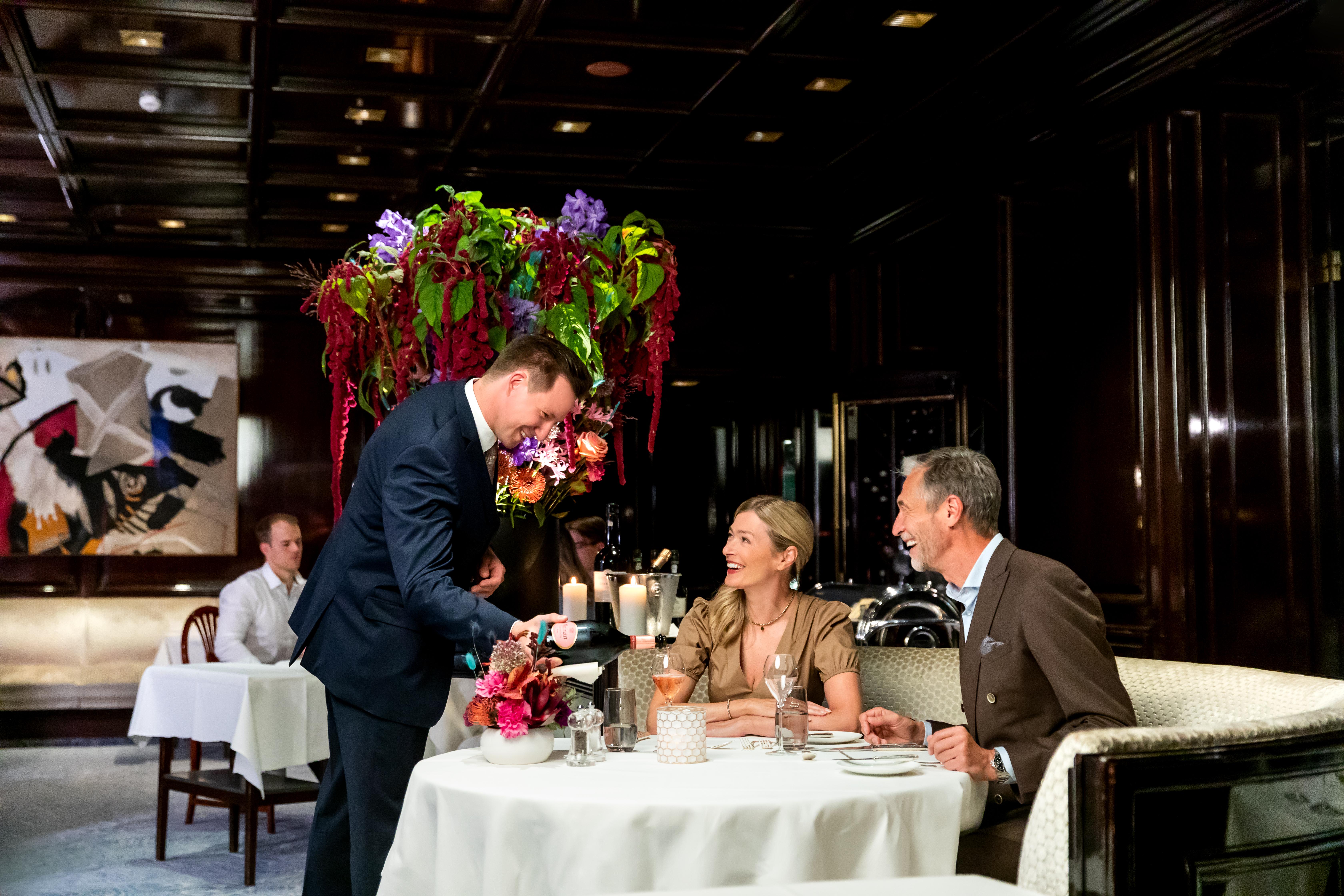 Excelsior Hotel Ernst Am Dom โคโลญ ภายนอก รูปภาพ A sommelier at work
